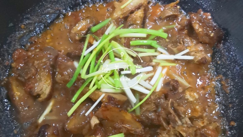 茄汁香辣板鸭(潮汕炒鸭脯),加入葱段