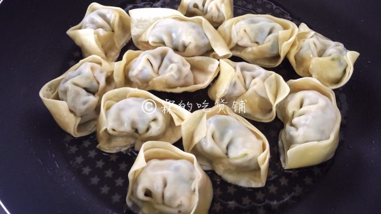 冷馄饨的逆袭   香香的抱蛋馄饨,把馄饨挨个放入。