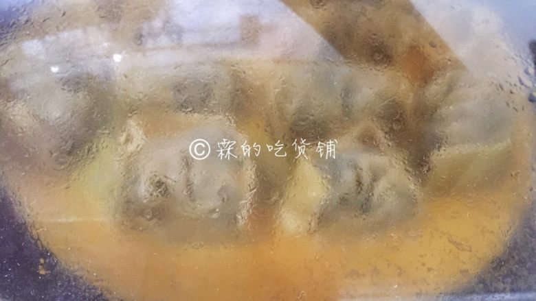 冷馄饨的逆袭 香香的抱蛋馄饨,随后盖上锅盖,小火焖约2分钟左右。
