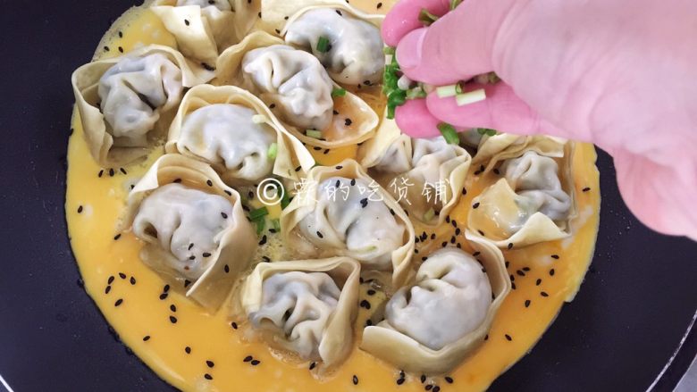 冷馄饨的逆袭 香香的抱蛋馄饨,还有小葱,再盖上锅盖约1分钟左右,就可以了。