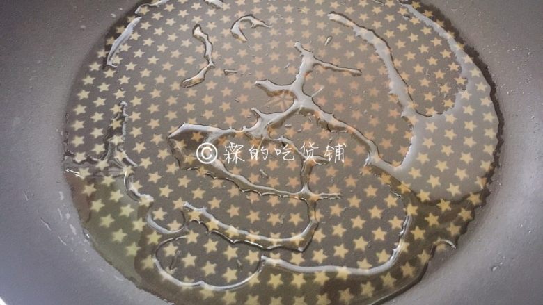 冷馄饨的逆袭 香香的抱蛋馄饨,平底锅里放入适量油。