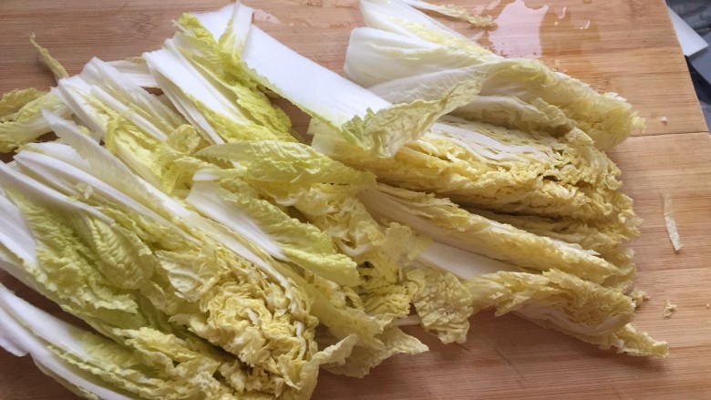 上汤娃娃菜,把娃娃菜掰开,切成条。