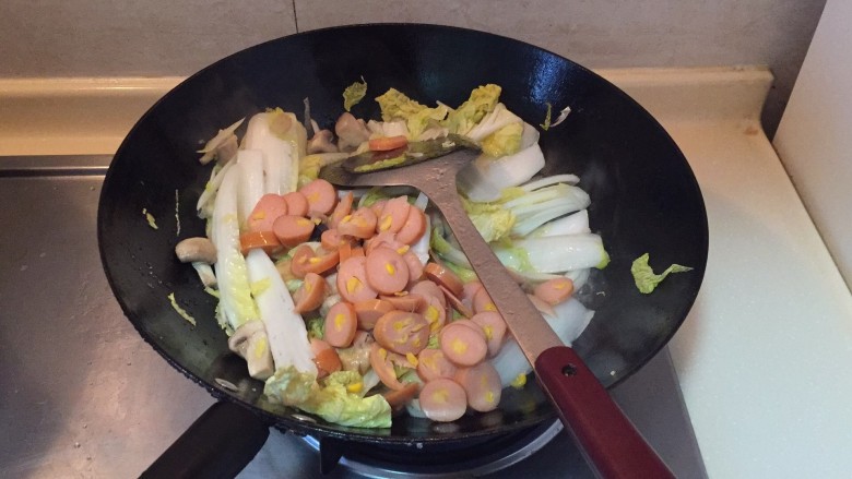 上汤娃娃菜,加入香肠继续煸炒,煸炒,煸炒。