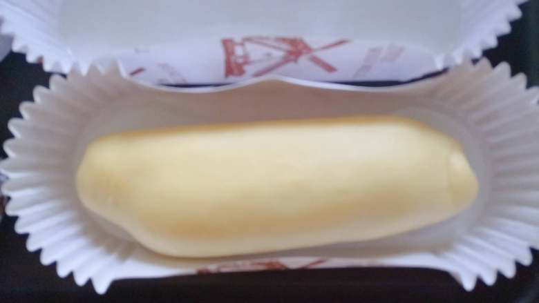 芝士肠仔包,放入纸模,摆入烤盘