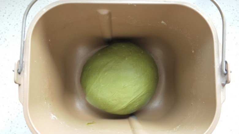 抹茶蜜豆牛奶卷,揉面结束把面团整理下放回面包桶进行第一次发酵,盖好保鲜膜,现在天气热室温发就可以