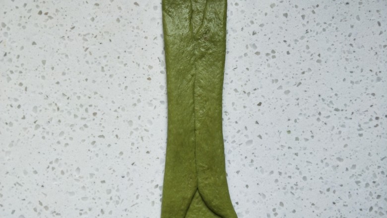 抹茶蜜豆牛奶卷,把两侧往中间对折,用擀面杖轻轻擀一遍