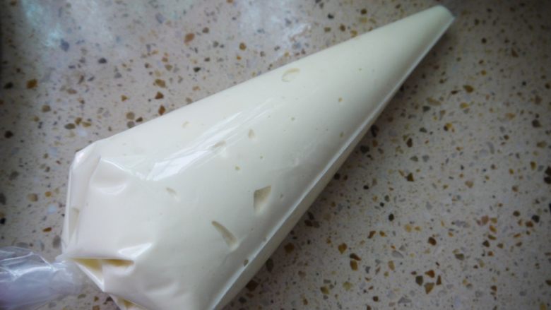 肉松小贝,把蛋糕糊装入裱花袋中,不要装太满,可以分两次。