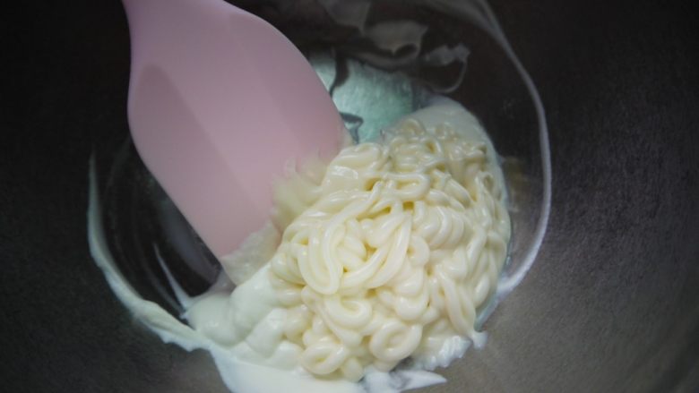 肉松小贝,把沙拉酱倒入淡奶油中,混合均匀即可。