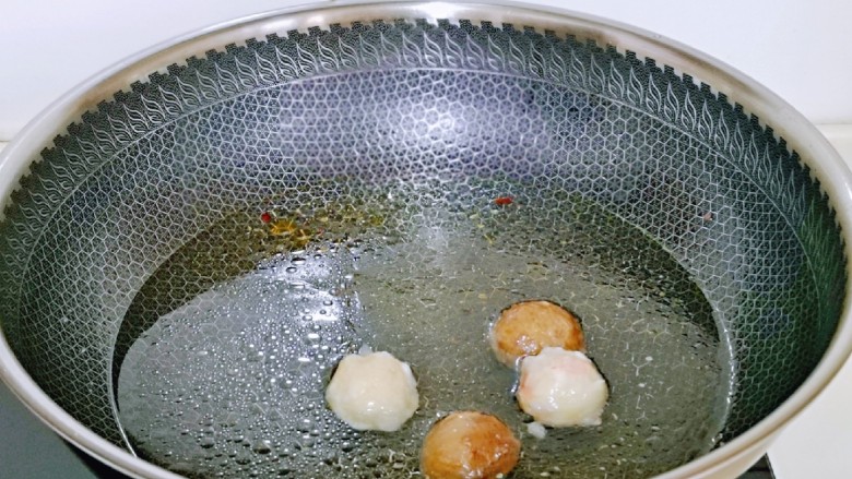 丸子酸辣粉,锅中加入纯净水,再加入丸子。(自己喜欢的配菜都可以)
