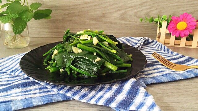 蒜蓉炒菠菜,出锅,装盘!