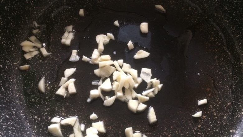 蒜蓉炒菠菜,锅里放油,烧热,放入切好的蒜片爆香;