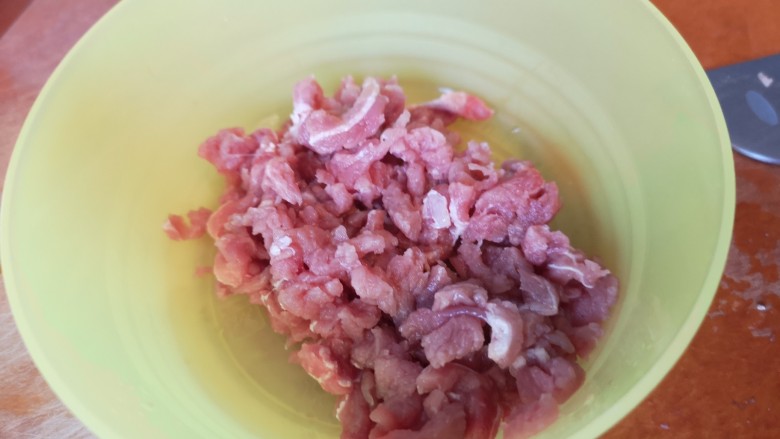 麻婆豆腐,准备牛肉沫。