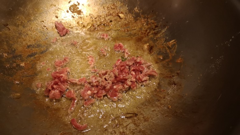 麻婆豆腐,锅内放油,下入肉沫和姜片。