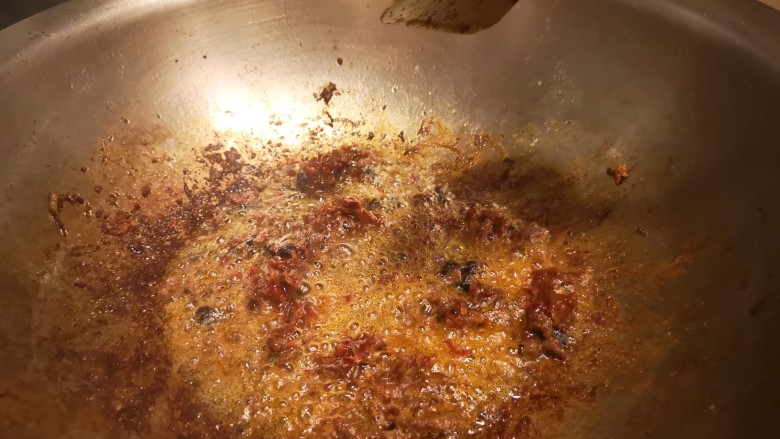 麻婆豆腐,肉沫变成金黄色加入豆豉和豆瓣酱,翻炒出红油。