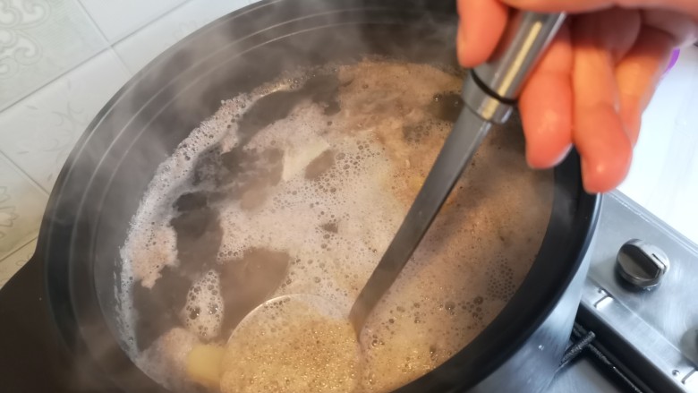 脊骨玉米汤,汤开了之后,去掉上面的浮沫。