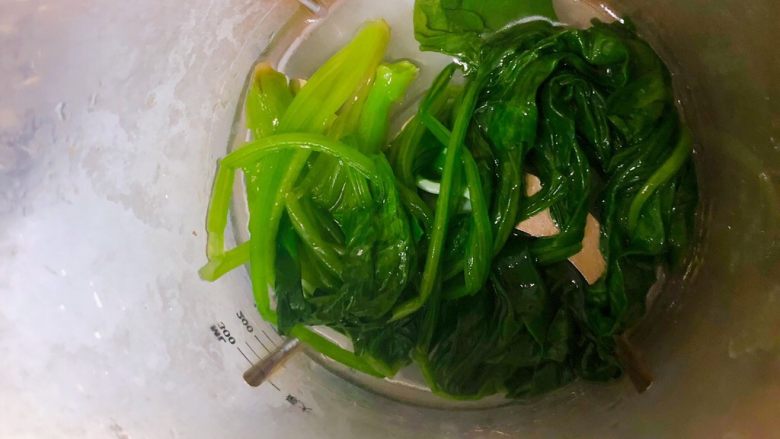 菠菜鸡蛋肉饼,把菠菜叶和20毫升清水,倒入料理机中,搅打细腻。