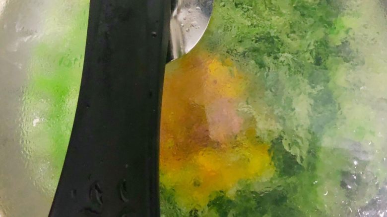 菠菜鸡蛋肉饼,加入少量清水,焖煮一会儿,大概10分钟。
