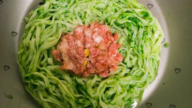 菠菜鸡蛋肉饼,平底锅刷油,将面条放入锅中,卷成一个圈后中间放入牛肉碎。