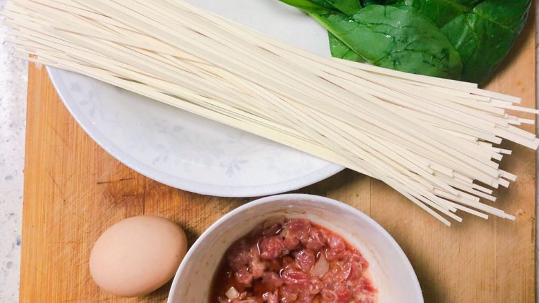菠菜鸡蛋肉饼,所需食材,<a style='color:red;display:inline-block;' href='/shicai/ 40047'>牛肉碎</a>用玉米淀粉和2滴宝宝酱油腌制15分钟!