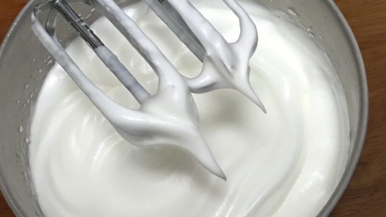 可可毛坯蛋糕,继续搅打50圈,蛋白变得硬挺,出现直立的小尖峰。