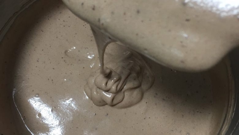 可可毛坯蛋糕,继续翻拌50次左右,蛋糕糊就完成了。