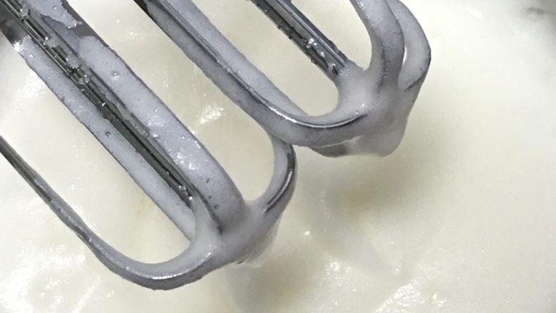 可可毛坯蛋糕,继续搅打50圈,再加细砂糖20克。