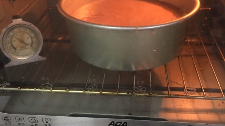 可可毛坯蛋糕,烤箱预热至150度,烤制40分钟。