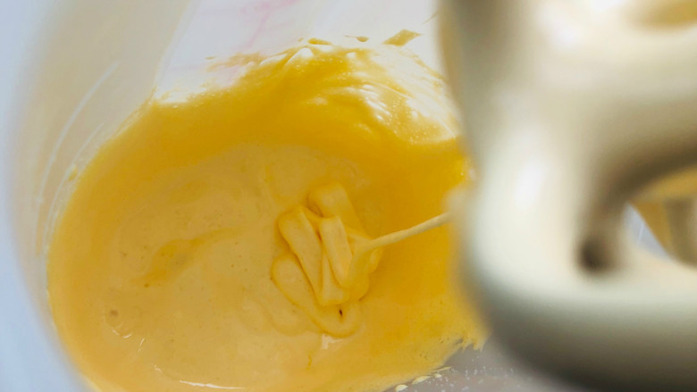 酸奶冰激凌,搅打至蛋黄糊体积膨大,提起打蛋头滴落的蛋液不会马上摊平就好。