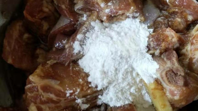香酥排骨蒸土豆,然后加入2勺红薯淀粉,抓匀