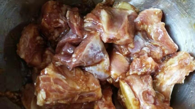 香酥排骨蒸土豆,抓拌均匀,静置约20分钟