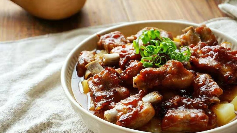 香酥排骨蒸土豆,撒上葱花,出锅