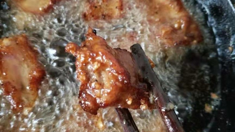 香酥排骨蒸土豆,成色如图,炸的过程中,排骨已经全熟,后面蒸是为了让排骨酥烂,而且蒸汽作用下,能沥出排骨中的油脂