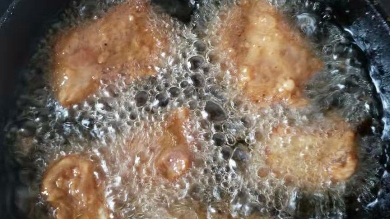 香酥排骨蒸土豆,排骨腌制入味后,中小火油炸至金黄色,油炸之前再把淀粉抓一抓,否则淀粉容易沉淀,