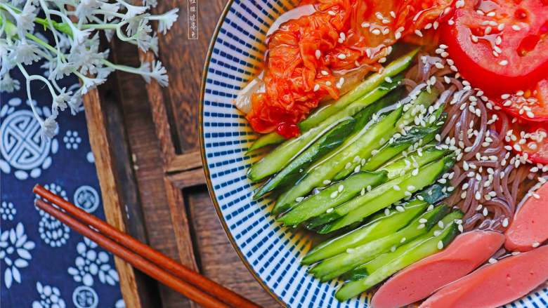 朝鲜冷面,夏天没胃口时可以试试这款酸酸甜甜又辣又清凉的冷面呦!
