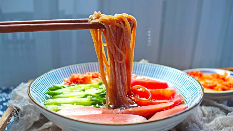 朝鲜冷面,炎热的夏天,吃上一碗酸甜可口的朝鲜冷面该是一件多么惬意的事情啊