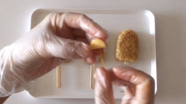 轻松熊雪糕饭团 ,用一小段意大利面,插入“耳朵”,再链接到饭团上。