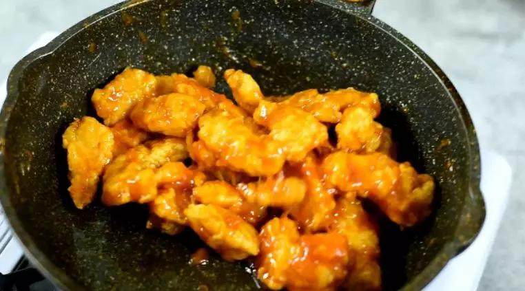 酸酸甜甜的口感,十分下饭。,倒入鱼柳,翻炒均匀即可