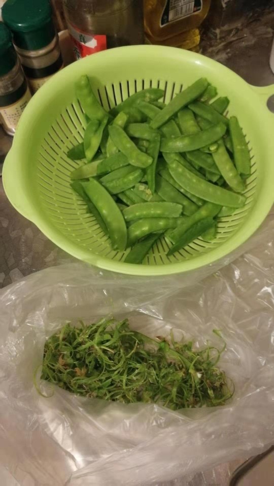 荷兰豆炒香肠,<a style='color:red;display:inline-block;' href='/shicai/ 81'>荷兰豆</a>掐头去尾去边线,这步很麻烦,但不可以省略,不然会影响口感。