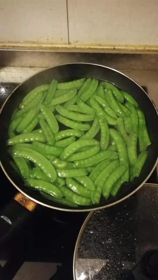 荷兰豆炒香肠,起锅烧热水，加入一勺盐，几滴食用盐，下荷兰豆焯水一分钟。