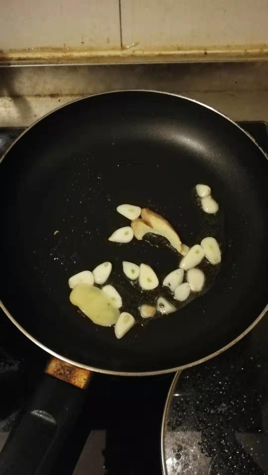 荷兰豆炒香肠,起锅开火,加入少量食用油,放入姜蒜片爆香。