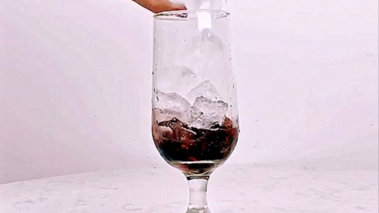 颜值高+口感好!微醺少女的甜美酒单,夏天喝这个就对了!,倒入适量<a style='color:red;display:inline-block;' href='/shicai/ 12035'>冰块</a>