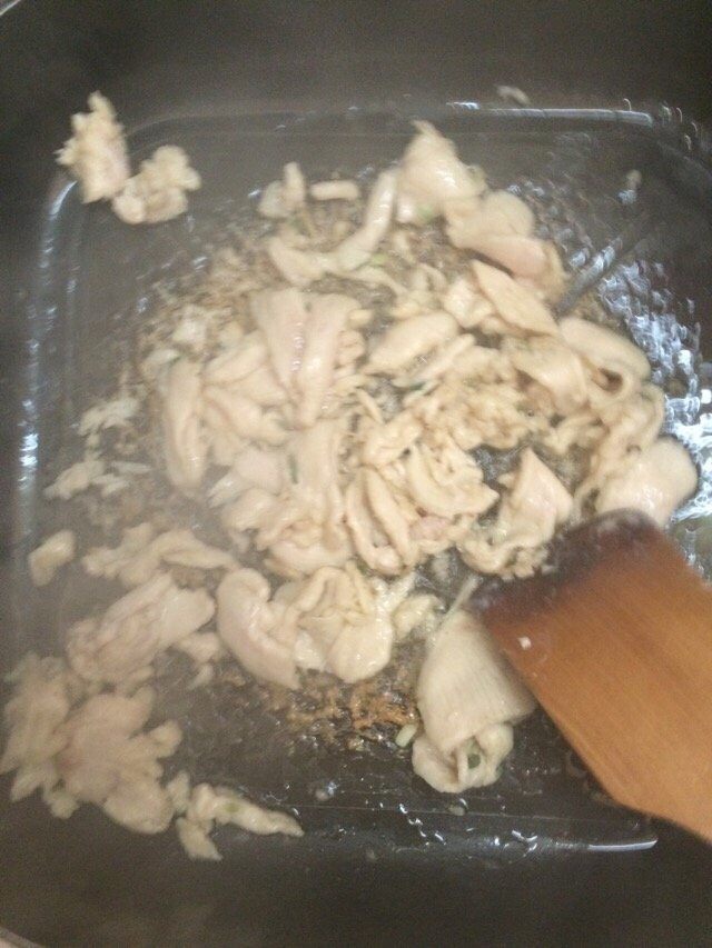 莴笋炒鸡肉片,锅中热油,把腌好的鸡胸肉炒至变色