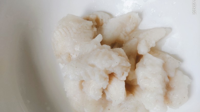 番茄龙利鱼,清水烧开,将龙利鱼放入焯水,水再开以后直接捞出