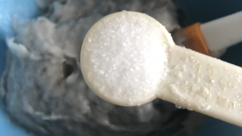 补钙鲜嫩虾糕,然后用料理机打成虾茸,加一克盐,搅拌均匀,如果是做给宝宝当辅食的话,可以不加盐 或加一点点,在去腥的部分剪掉胡椒或者料酒,可以用柠檬汁去腥。
