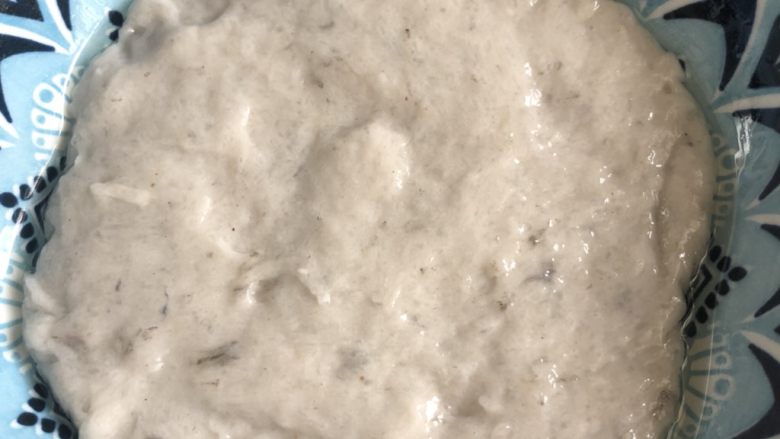 补钙鲜嫩虾糕,倒入搅拌均匀的虾茸,冷水上锅,中火蒸制,水开后计时八到十分钟,如果虾茸比较多可以增加蒸制的时间。