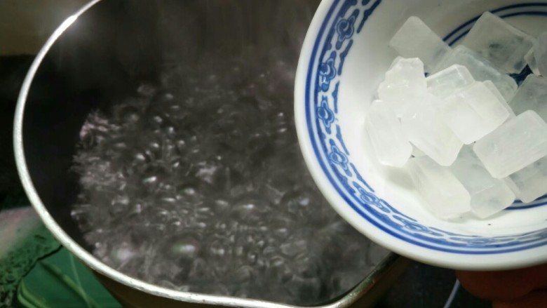 糖水桃汁,奶锅放入适量水烧开,水开后倒入冰糖煮至