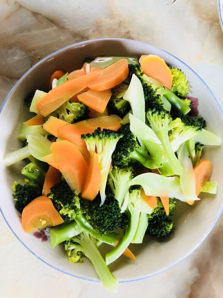 意大利面,捞起焯烫熟的西兰花和胡萝卜