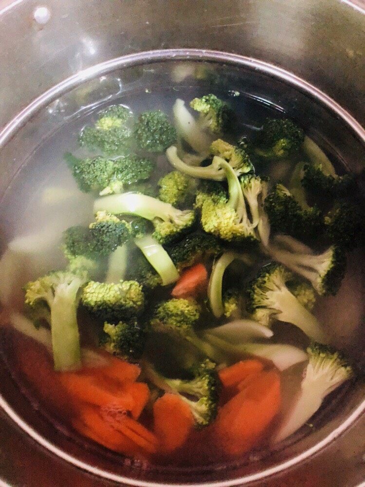 意大利面,锅内放入西兰花和胡萝卜焯烫熟。这里我直接用煮意面的锅,有需要也可以重新烧一锅水焯烫