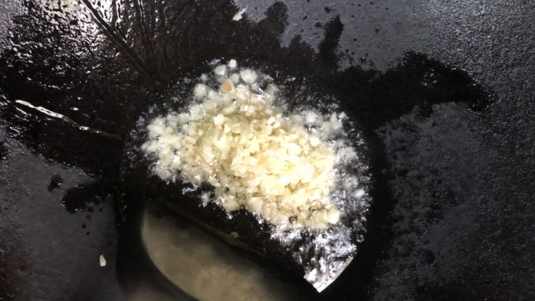 意大利面,加入蒜末煎香