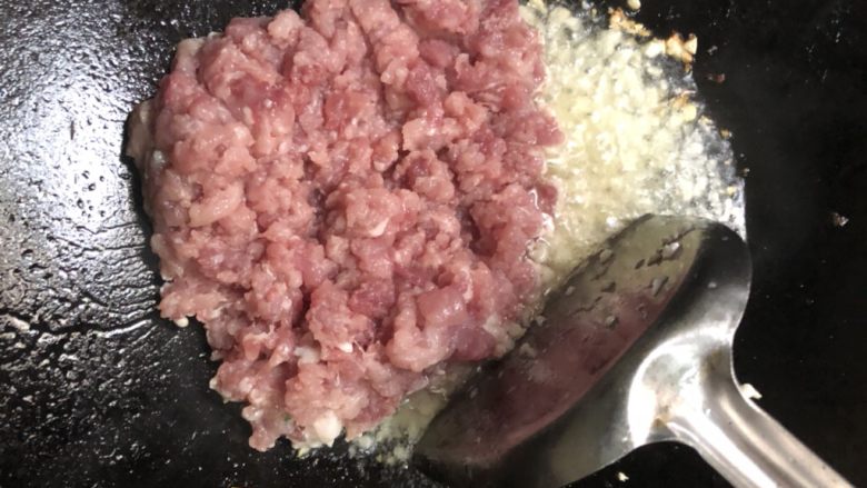 意大利面,加入肉丁翻炒至断生。